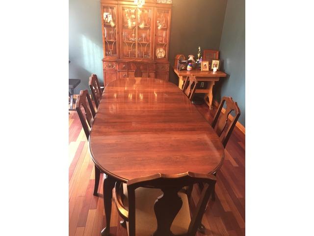 Dining Room Table With 6 Chairs In Willoughby Lake County Ohio